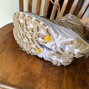 HOKA Women's Anacapa Mid GTX Hiking Boots-like new unworn.